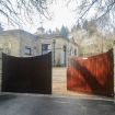 Picture of LINCOLN GATE - MADE TO ORDER
- LEAD TIME APPROXIMATELY 8 - 10 WEEKS FROM ORDER
- MANUFACTURER RECOMMENDS 3 COATS OF RESTOL WOOD OIL OR SIMILAR PRIOR TO FITTING